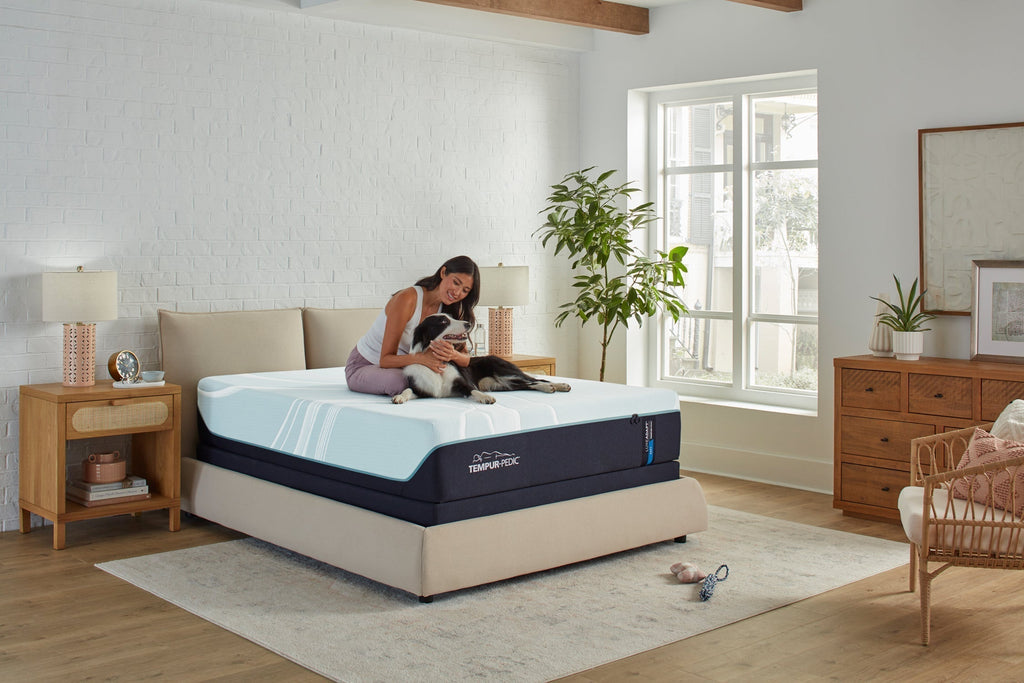 Colchón Tempur-Pedic LuxeAdapt Soft para aliviar el dolor de hombros y caderas en Gallery Furniture Houston