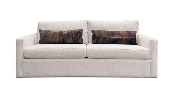 Sofá Nomad Snow con almohada balaustre de pelo sobre piel