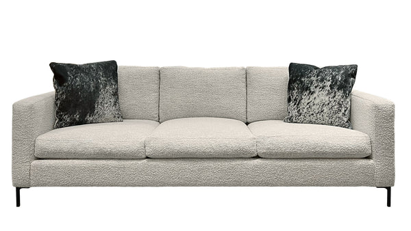 Sofá Merino Cotton de Mayo: sofá contemporáneo con brazos rectos y patas de metal negro. Fabricado en Texas.