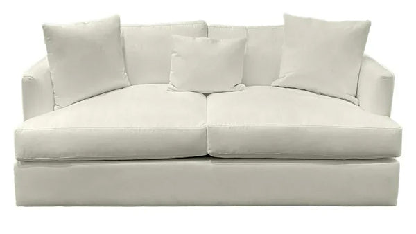 ¡Sofá Leon con cojines acentuados! Disponible en Grand Parkway