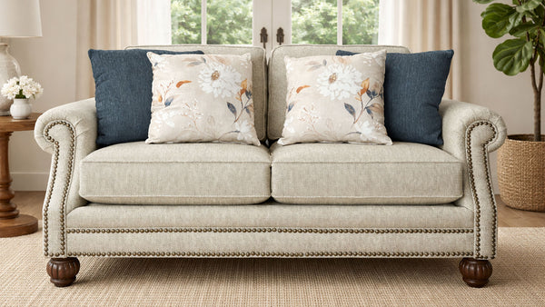 Sofá beige con cojines decorativos en un salón