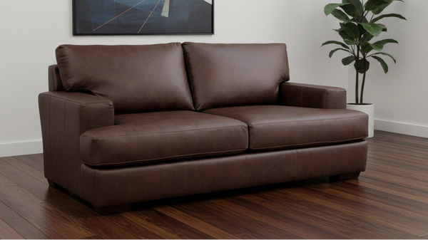 Sofá de cuero marrón sobre fondo blanco