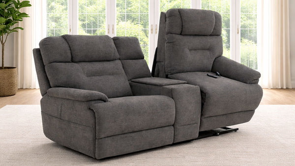 Sofá de dos plazas reclinable MacZcliner en gris umbra con elevador eléctrico doble y consola – Sillón de descanso asistido | Gallery Furniture