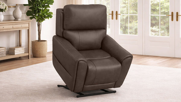 Sillón reclinable de cuero marrón en un salón decorado con una planta y estanterías.