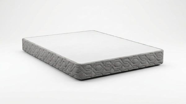 Un colchón rectangular mostrado en ángulo sobre un fondo oscuro con degradado, con la superficie superior blanca y un lateral gris texturizado con un motivo geométrico.