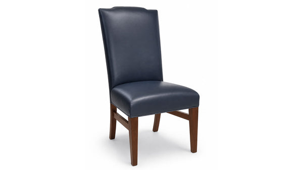 Silla tapizada en azul con patas de madera sobre un fondo blanco