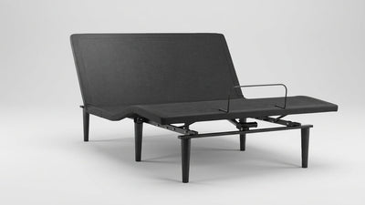 Base de cama ajustable Sealy Ease 4.0 de tamaño doble, mostrada en una habitación con una base de colchón de tamaño doble, patas ajustables y un mando a distancia inalámbrico a la vista.