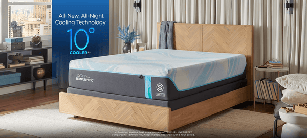 Un colchón híbrido mediano Tempur-Pedic Luxe Breeze tamaño queen expuesto en un dormitorio, en el que se muestra su tecnología de refrigeración y su estructura híbrida.