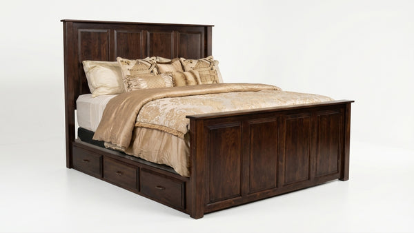 Cama de madera con ropa de cama sobre un fondo blanco