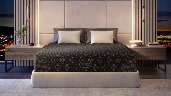 Cama con colchón en un dormitorio moderno.