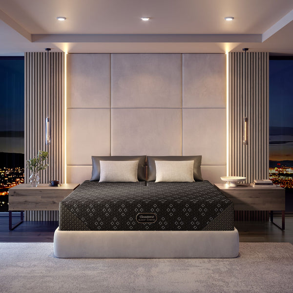 Cama con colchón en un dormitorio moderno.