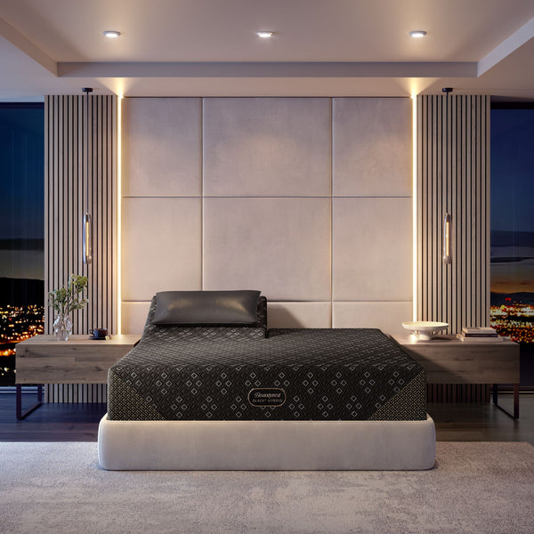 Cama con colchón en un dormitorio moderno.