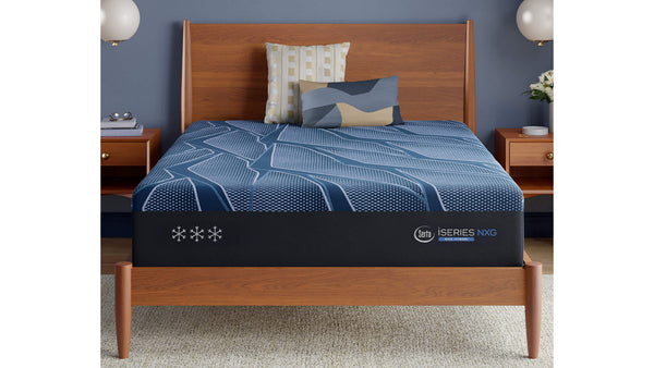 Colchón azul sobre un somier de madera con la marca "Innosleep" en un dormitorio.