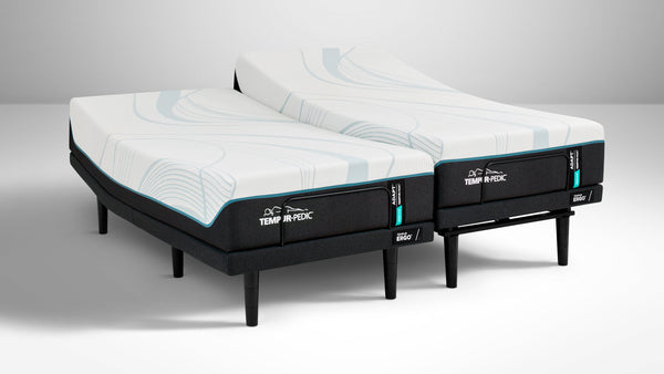 Dos colchones sobre un fondo gris con la marca «TEMPUR».