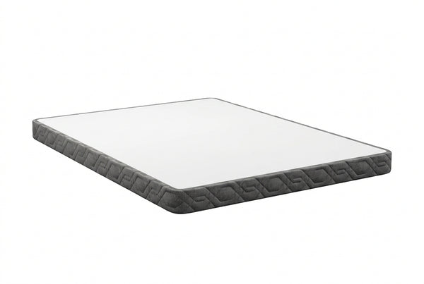 Un azulejo o losa rectangular de color blanco con un borde gris texturizado y estampado, que aparece flotando sobre un fondo negro liso.