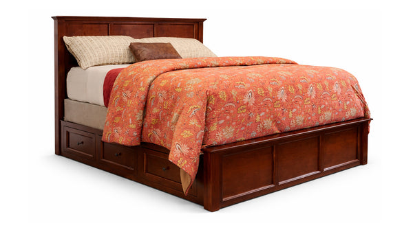 Cama de madera con edredón de flores naranjas sobre fondo blanco