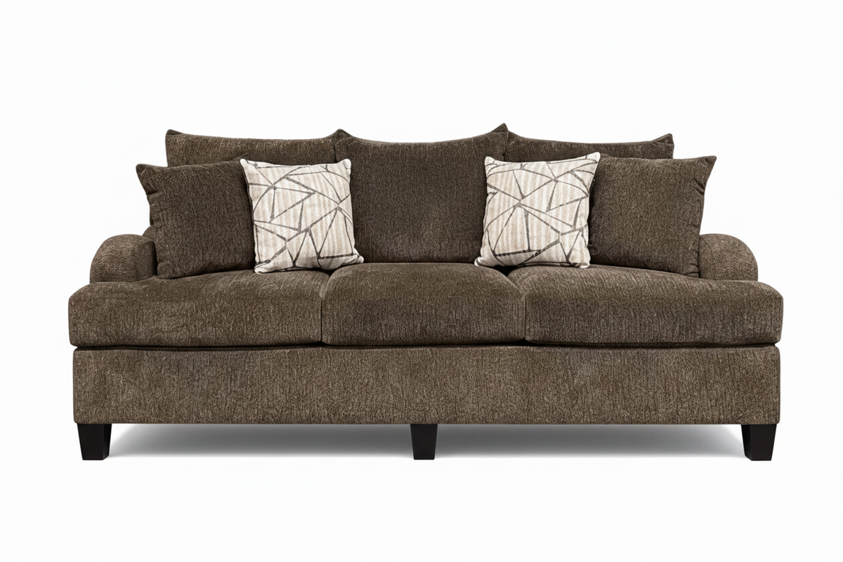 Un sofá de dos plazas tapizado en tela marrón oscuro con textura, decorado con cuatro cojines decorativos a juego de color marrón oscuro y dos cojines cuadrados decorativos con un estampado geométrico de líneas en tonos beige y negro, todo ello sobre un fondo gris neutro de estudio.