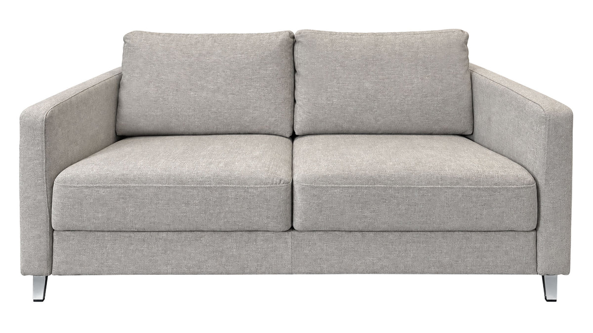 Un moderno sofá de dos plazas tapizado en tela texturizada de color gris claro, con reposabrazos cuadrados, dos cojines de respaldo y patas metálicas delgadas, que se muestra sobre un fondo blanco liso.