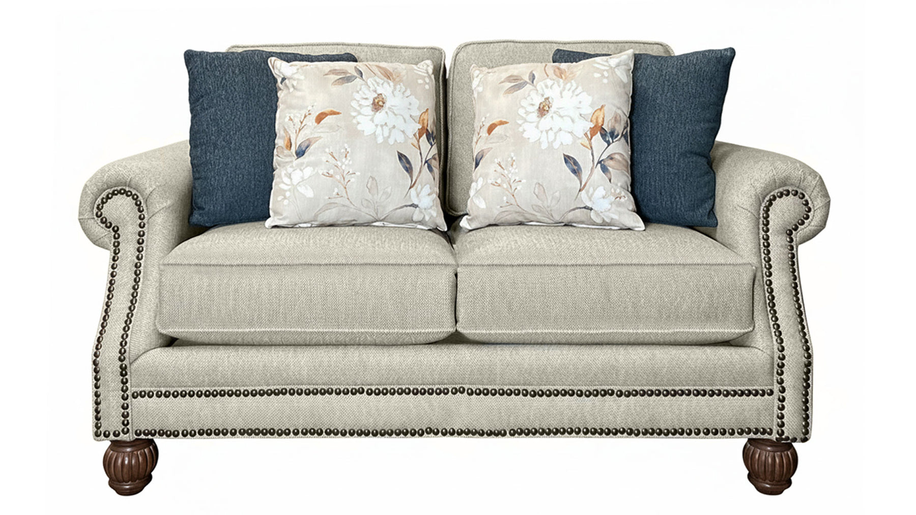 Sofá beige con cojines decorativos sobre un fondo blanco
