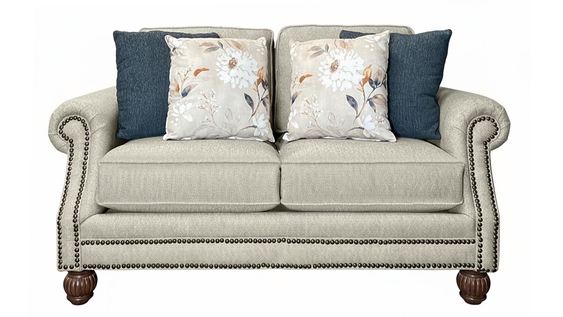 Sofá beige con cojines decorativos sobre un fondo blanco