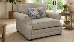 Sillón gris con un cojín floral en un salón