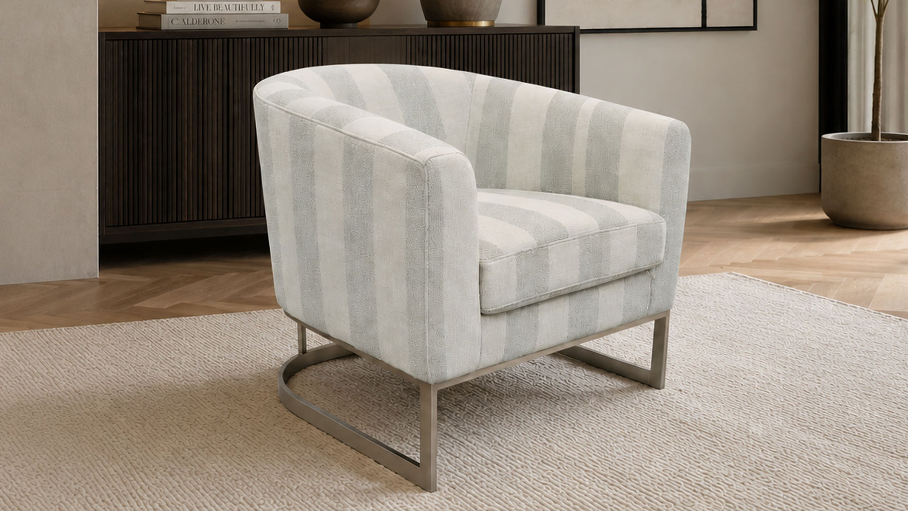 Sillón club contemporáneo con base metálica | Sillón decorativo tapizado | Gallery Furniture