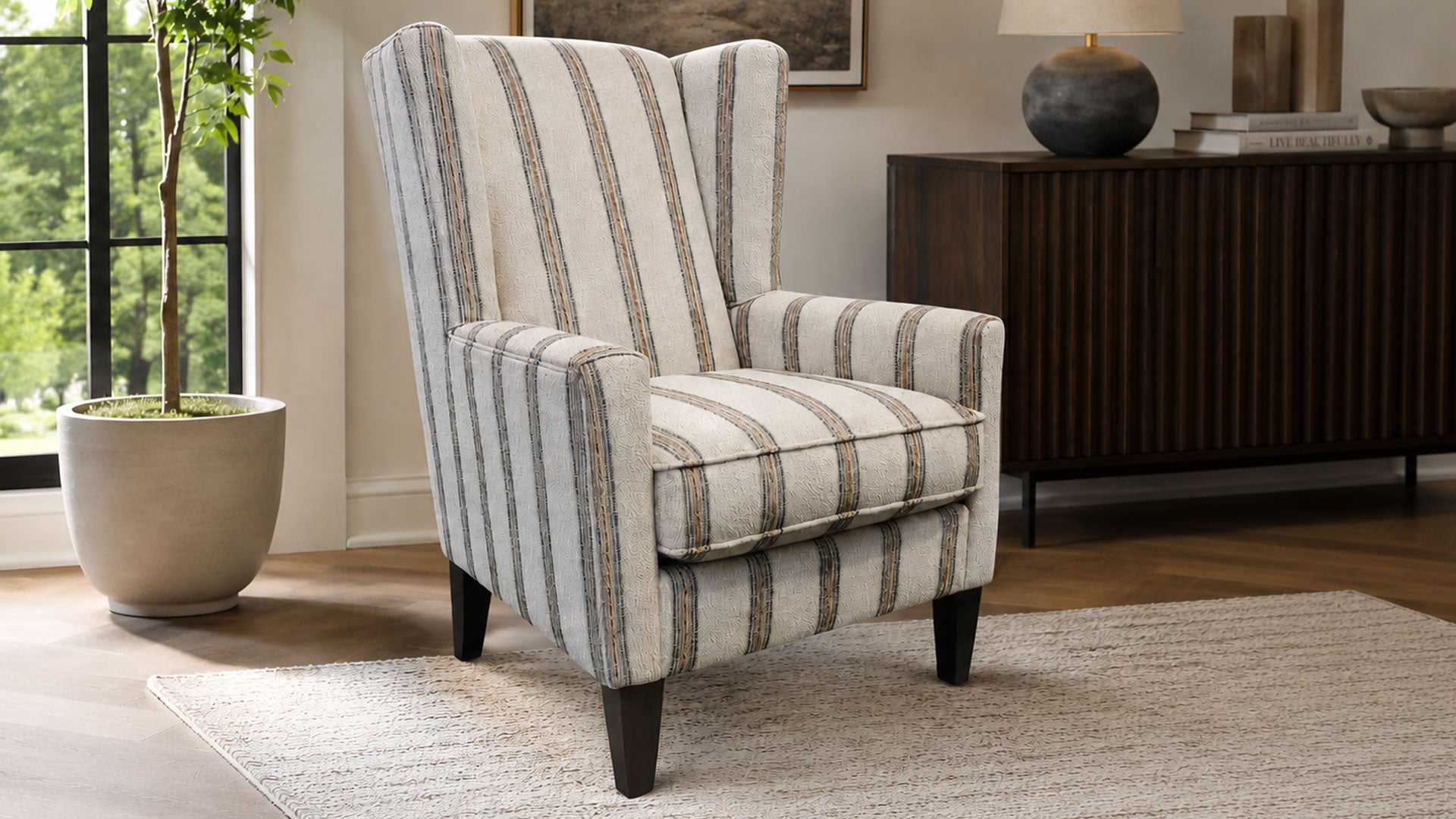 Sillón decorativo NewBury Wingback de Mayo | Sillón tapizado con respaldo alto | Gallery Furniture