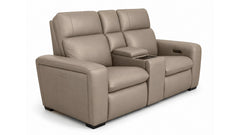 Sofá reclinable de color beige con portavasos sobre un fondo blanco