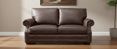 Sofá de cuero marrón en una habitación con una combinación de colores neutros.