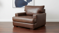 Sillón de cuero marrón sobre fondo blanco