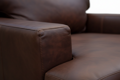 Sillón de cuero marrón sobre fondo blanco