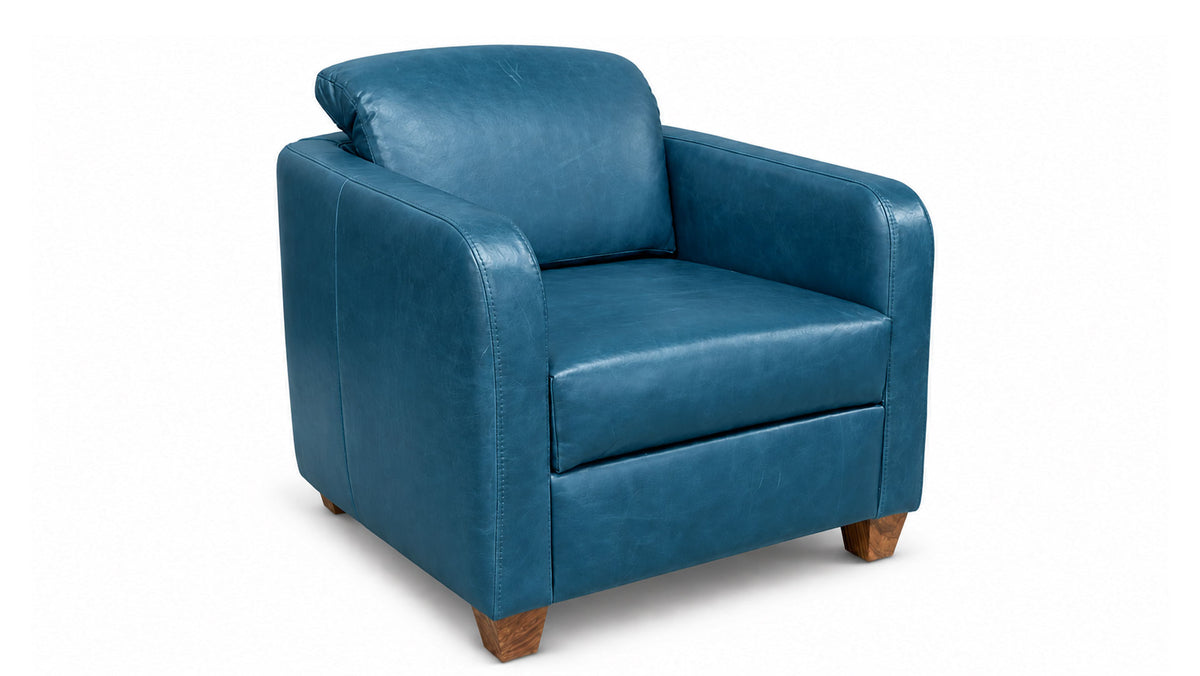 Un sillón de cuero azul con respaldo alto, reposabrazos cuadrados y patas pequeñas de madera, fotografiado sobre un fondo blanco liso.