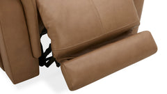 Sillón reclinable eléctrico «Heart Latte» de Mack, en cuero marrón y con sistema Zero Gravity – Sillón tapizado para salón | Gallery Furniture
