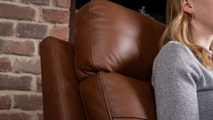 Sillón reclinable giratorio manual «Perfect Match» en cuero marrón nogal refinado – Sillón tapizado para salón | Gallery Furniture