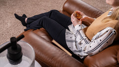 Sillón reclinable giratorio manual «Perfect Match» en cuero marrón nogal refinado – Sillón tapizado para salón | Gallery Furniture