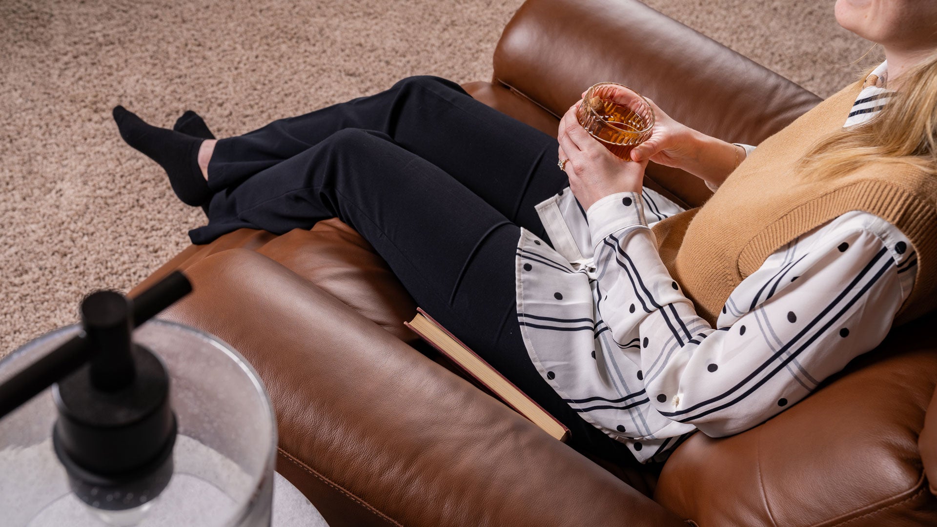 Sillón reclinable giratorio manual «Perfect Match» en cuero marrón nogal refinado – Sillón tapizado para salón | Gallery Furniture