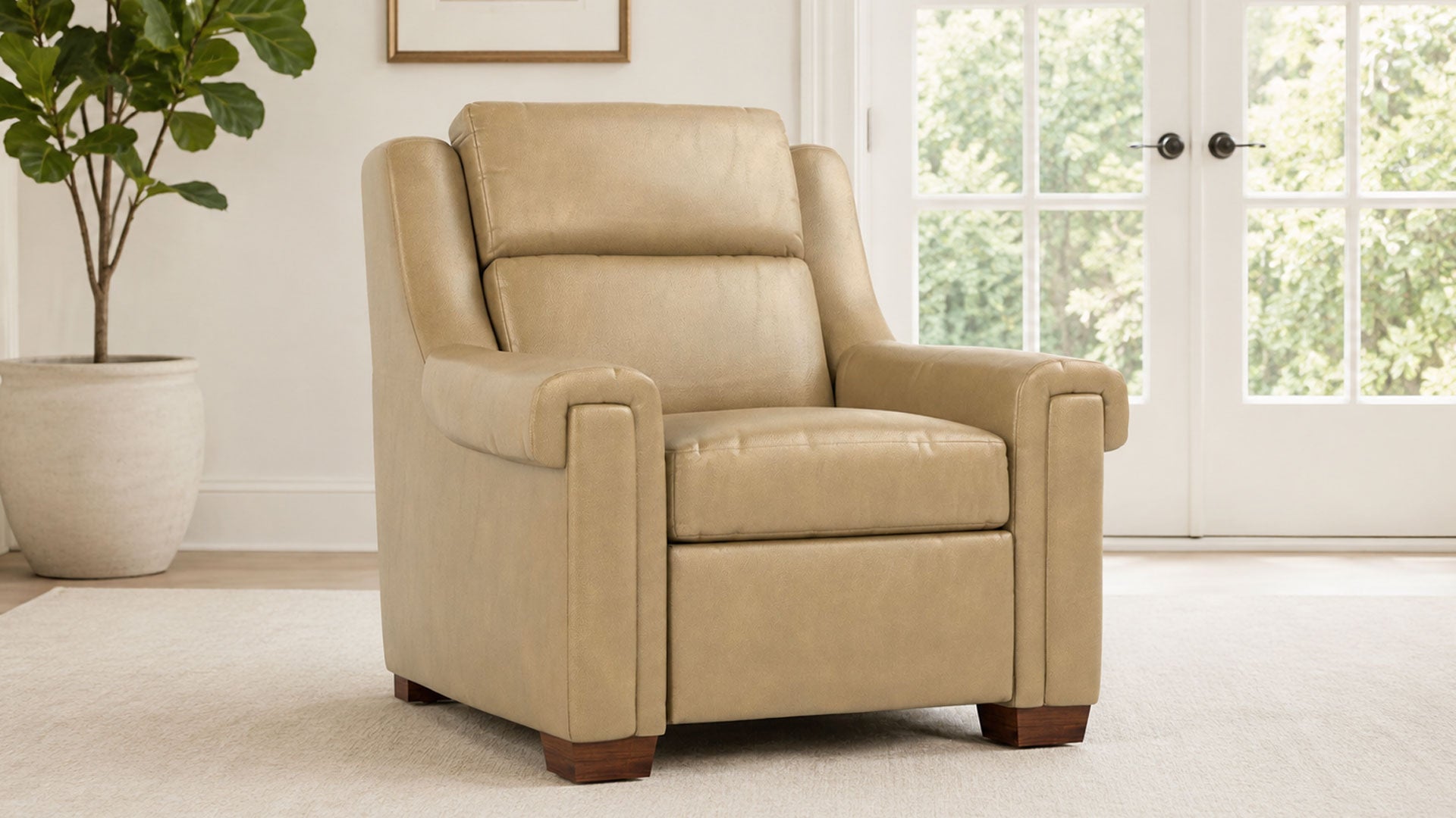 Sillón reclinable eléctrico Stickley Chester Futuro en piel de grano superior color topo, con diseño que se adapta a la pared