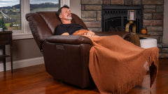 Sillón reclinable con función de balanceo «Perfect Match» de piel marrón «Tavern» – Sillón tapizado para salón | Gallery Furniture