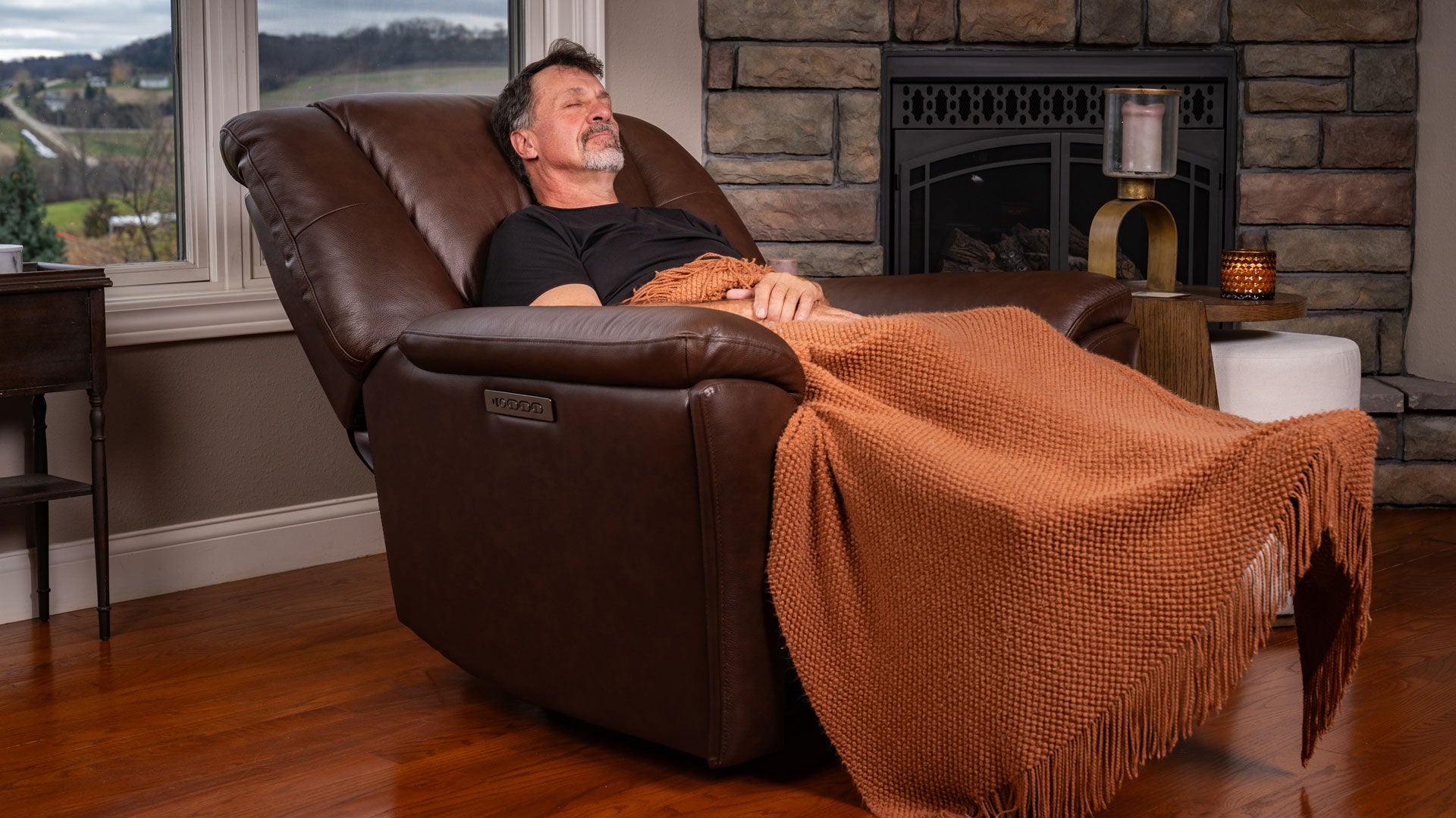 Sillón reclinable con función de balanceo «Perfect Match» de piel marrón «Tavern» – Sillón tapizado para salón | Gallery Furniture