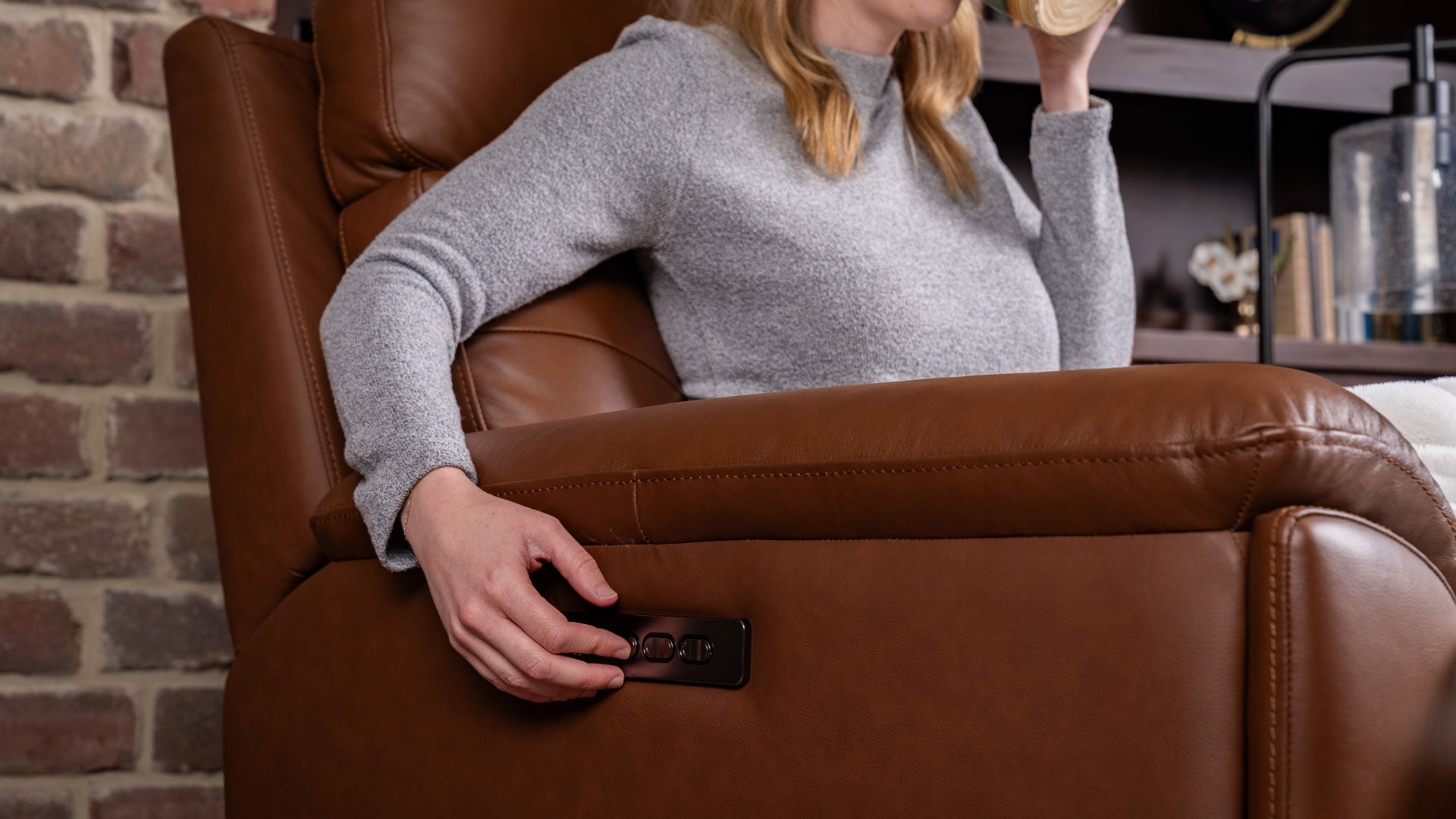 Sillón reclinable giratorio con reposapiés «Perfect Match» de cuero marrón nogal refinado – Sillón tapizado para salón | Gallery Furniture
