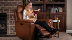 Sillón reclinable giratorio con reposapiés «Perfect Match» de cuero marrón nogal refinado – Sillón tapizado para salón | Gallery Furniture