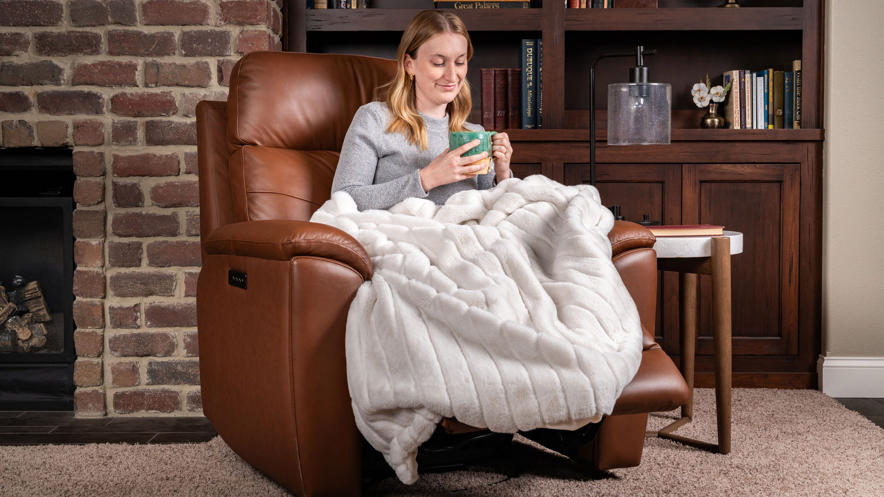 Sillón reclinable giratorio con reposapiés «Perfect Match» de cuero marrón nogal refinado – Sillón tapizado para salón | Gallery Furniture
