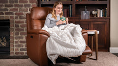 Sillón reclinable giratorio con reposapiés «Perfect Match» de cuero marrón nogal refinado – Sillón tapizado para salón | Gallery Furniture