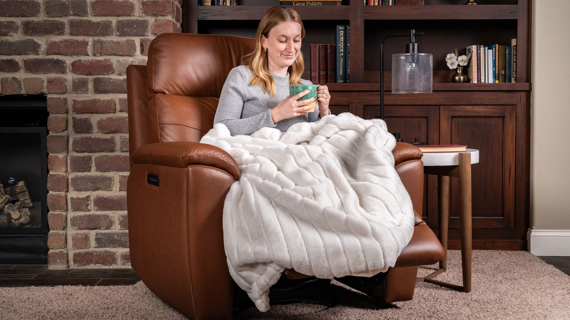 Sillón reclinable giratorio con reposapiés «Perfect Match» de cuero marrón nogal refinado – Sillón tapizado para salón | Gallery Furniture