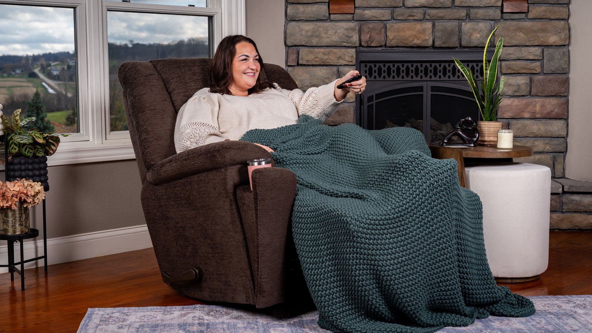 Sillón reclinable Power Rocker de felpa marrón «Perfect Match» – Sillón tapizado para salón | Gallery Furniture