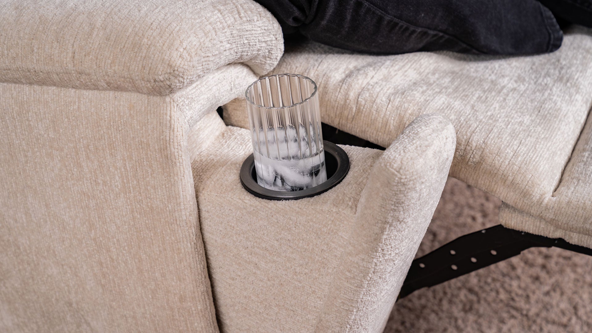 Sillón reclinable giratorio manual «Perfect Match» en color Perla Refinada – Sillón tapizado para salón | Gallery Furniture