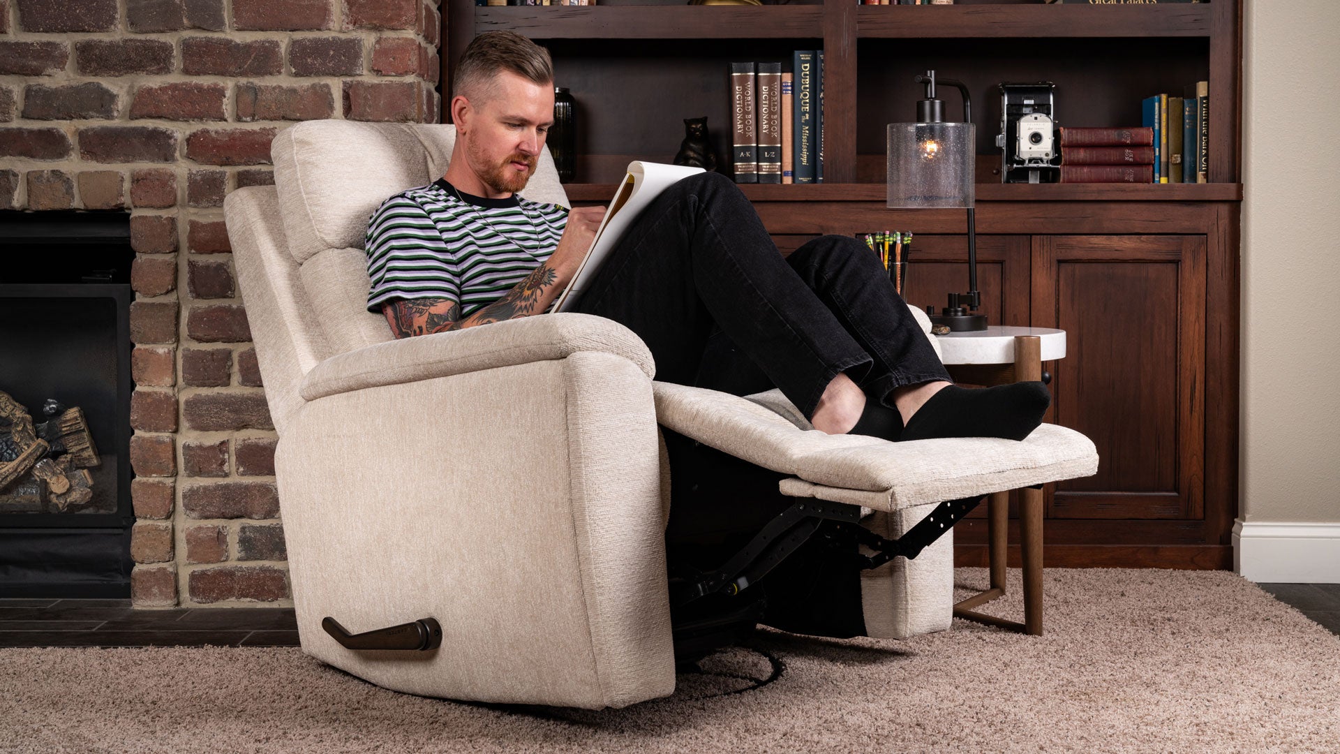 Sillón reclinable giratorio manual «Perfect Match» en color Perla Refinada – Sillón tapizado para salón | Gallery Furniture