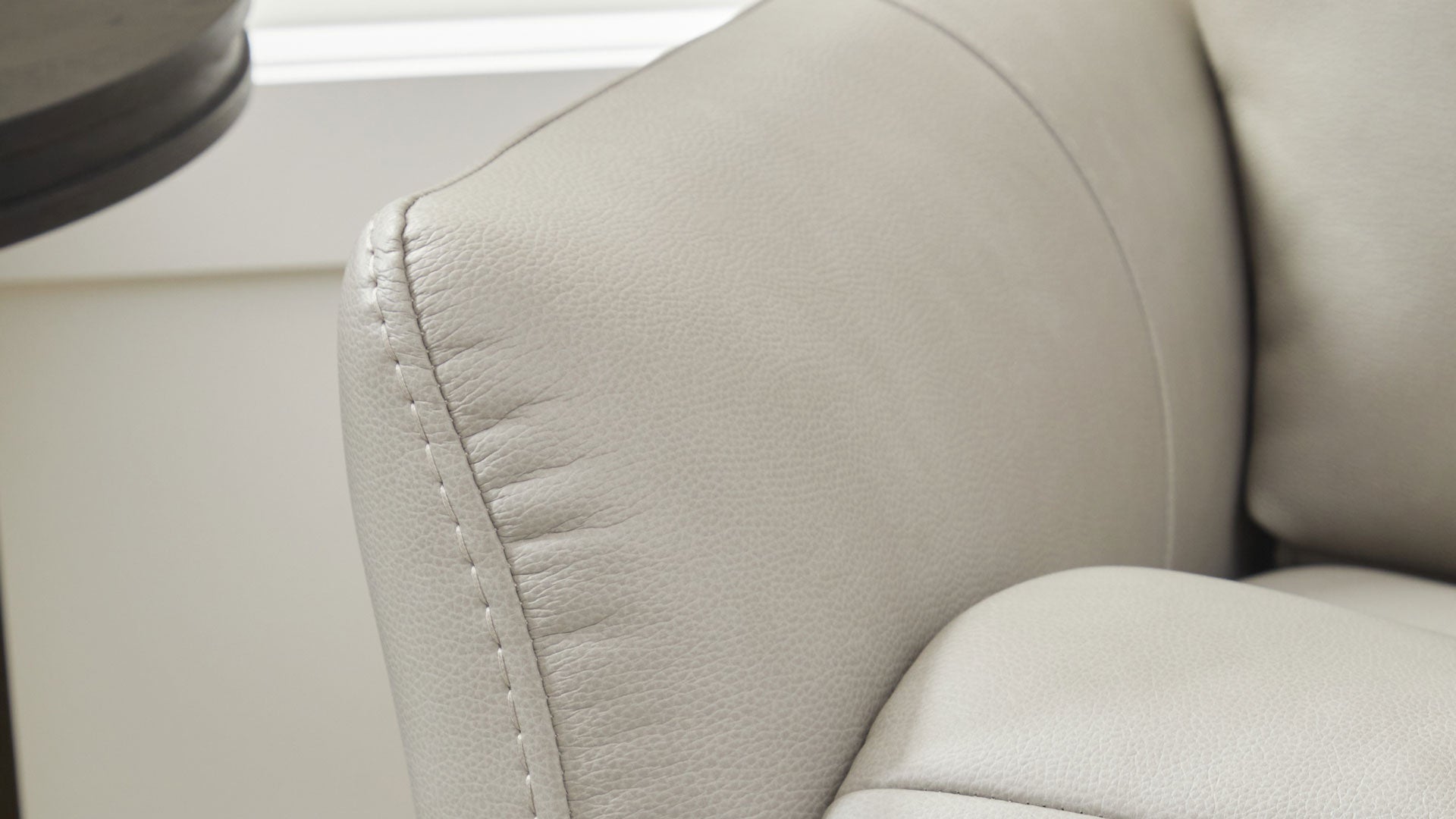 Sillón reclinable Cougar Pheasant Gray Power Rocker – Sillón de salón tapizado en tejido técnico con función de calor y masaje | Gallery Furniture