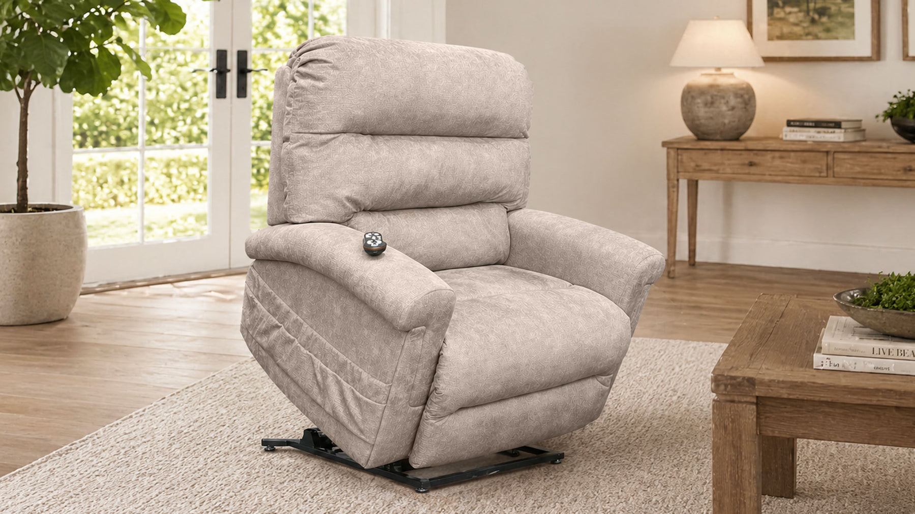 Sillón reclinable de color beige en un salón, con una mesa de madera y una lámpara al fondo.