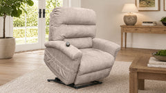 Sillón reclinable de color beige en un salón, con una mesa de madera y una lámpara al fondo.